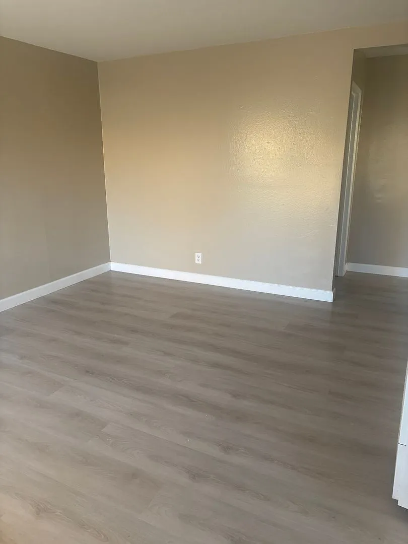 2126-2131 Mountain View Road — Photo 4