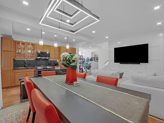3rd image of 251 Seaman Ave