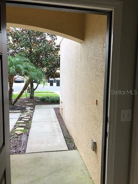 3 bed, 2.5 bath, 1290 sqft, $2,100 — Photo 2