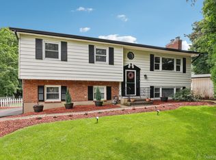 118 Standish Dr, Pearl River, NY 10965