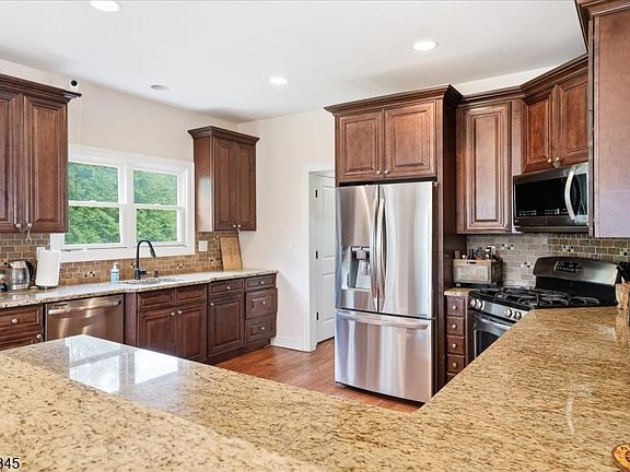 3rd image of 6 Poplar Pl