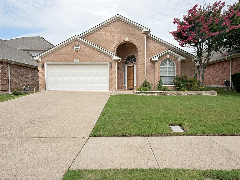 8809 Sunset Trace Dr — Photo 1
