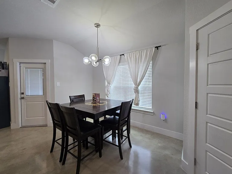 1051 Lexington Dr — Photo 6