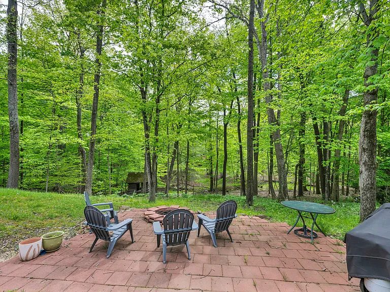 410 Apple Hill Dr N — Photo 31
