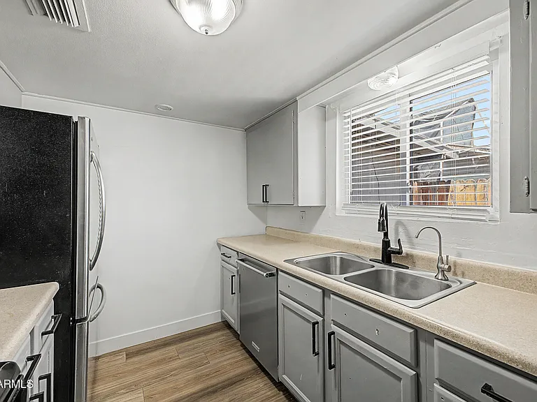 317 N Elm St — Photo 12