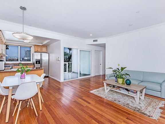2nd image of 949 S Manhattan Pl APT 303