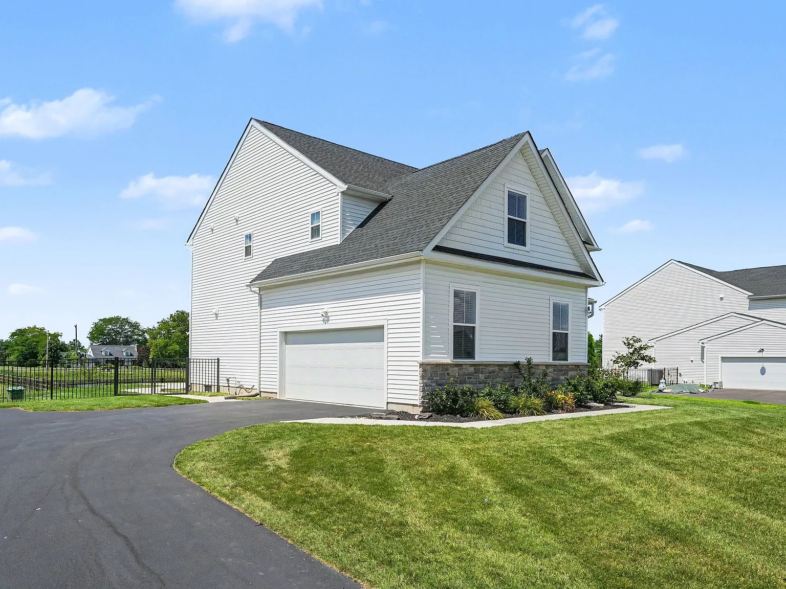 4 bed, 3.5 bath, 3777 sqft, $4,200 — Photo 3