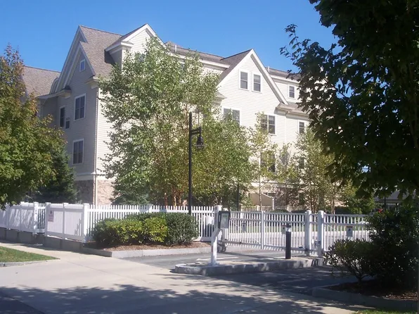1056 Victoria St APT C21, New Bedford, MA 02745