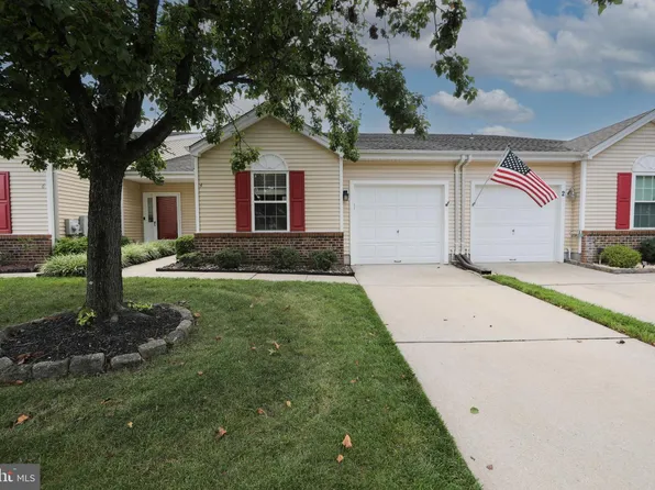 4 Clifford Dr, Mount Laurel, NJ 08054