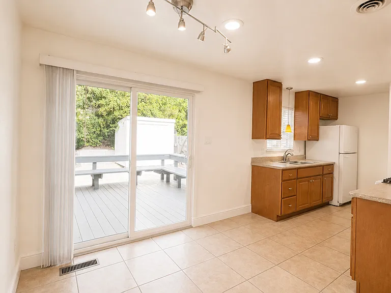1594 Morgan Ln #A — Photo 11