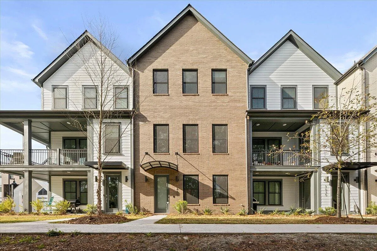 4 bed, 3.5 bath, 2625 sqft, $4,695 — Photo 1