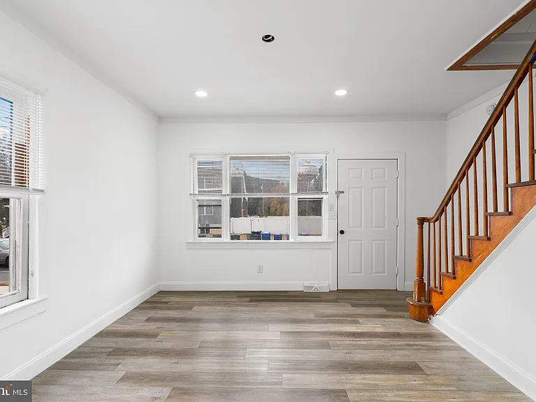 302 N Main St #3 — Photo 3