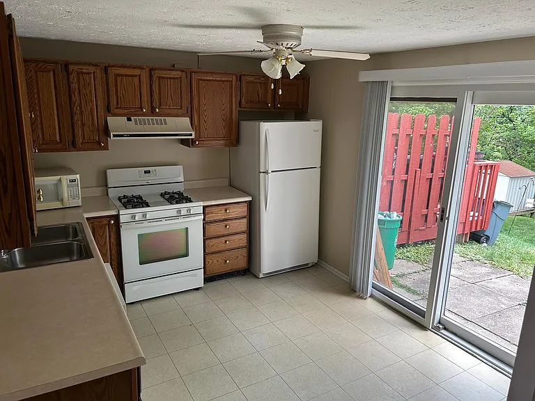 406 Hickory Cir — Photo 4
