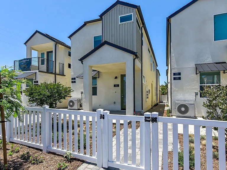 2040 N Highland Ave — Photo 6