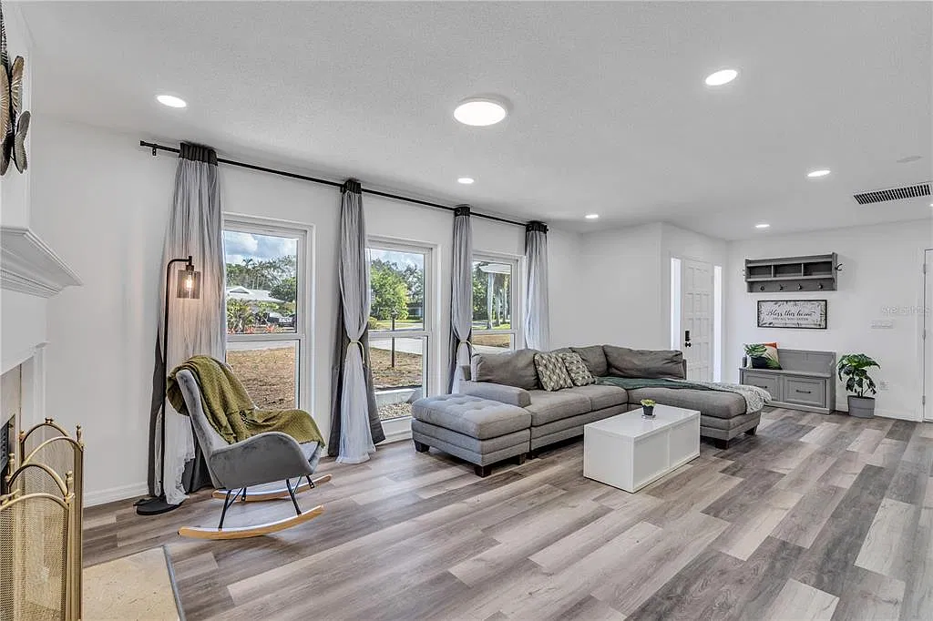 4 bed, 3.0 bath, 2011 sqft, $3,900 — Photo 3