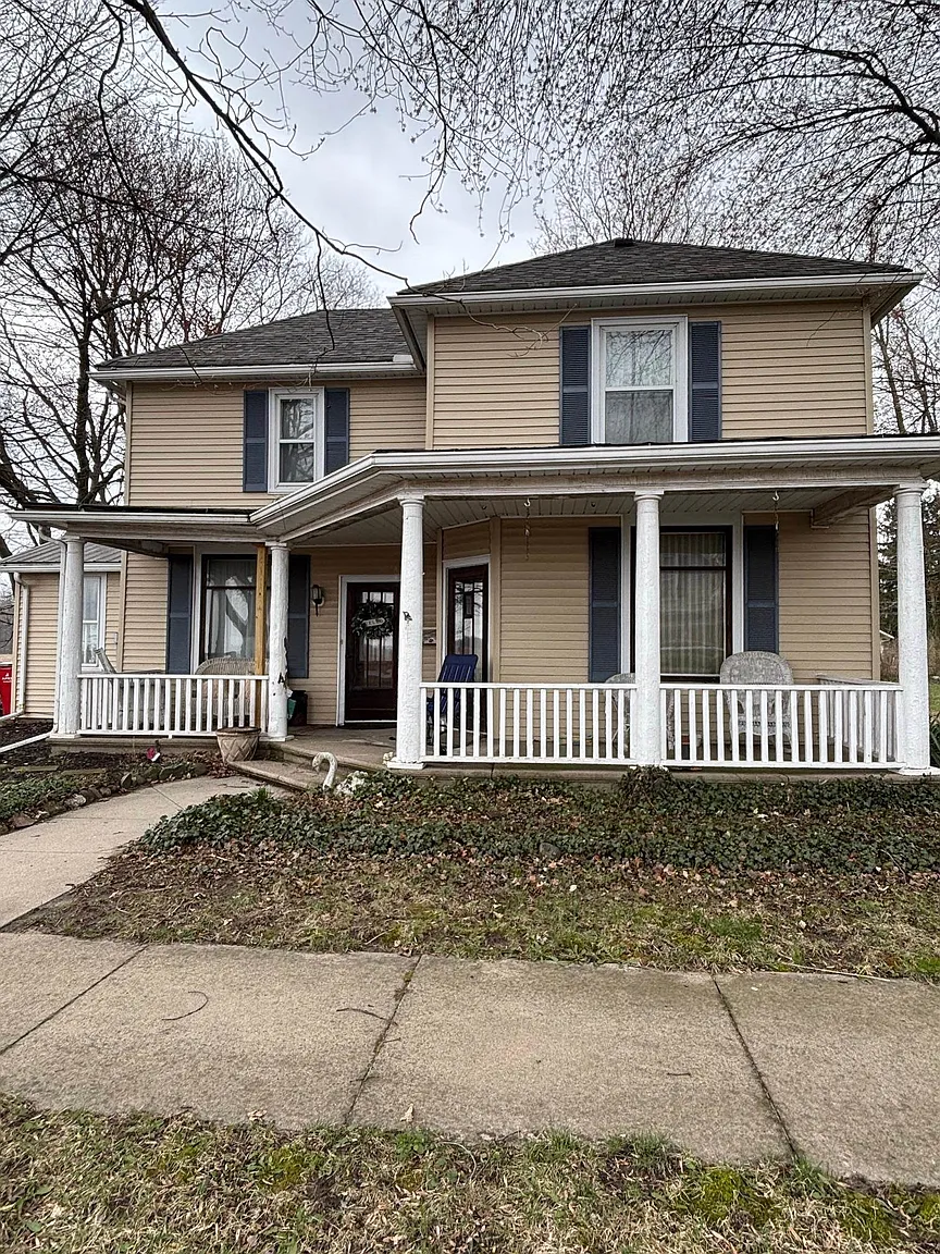 413 E South St photo 1