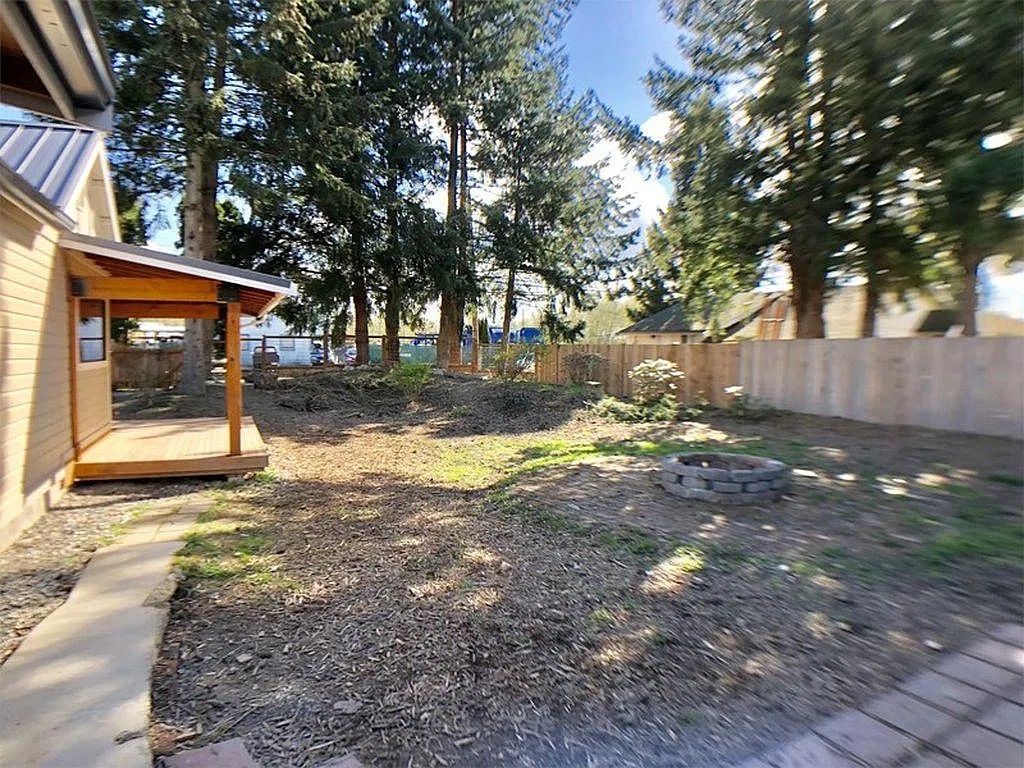 320 Sterling St — Photo 4