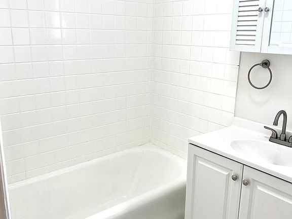 4th image of 19 E Lake Ave APT C