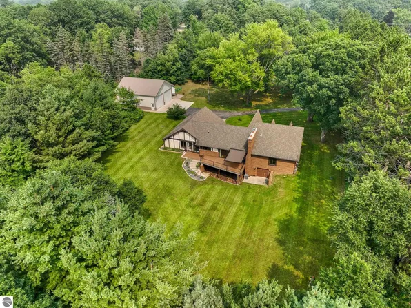 6610 S Crosby Rd, Cadillac, MI 49601