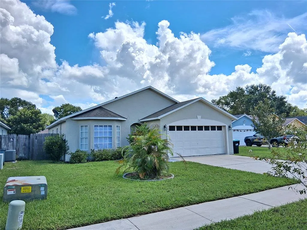 3 bed, 2.0 bath, 1339 sqft, $2,295 — Photo 1
