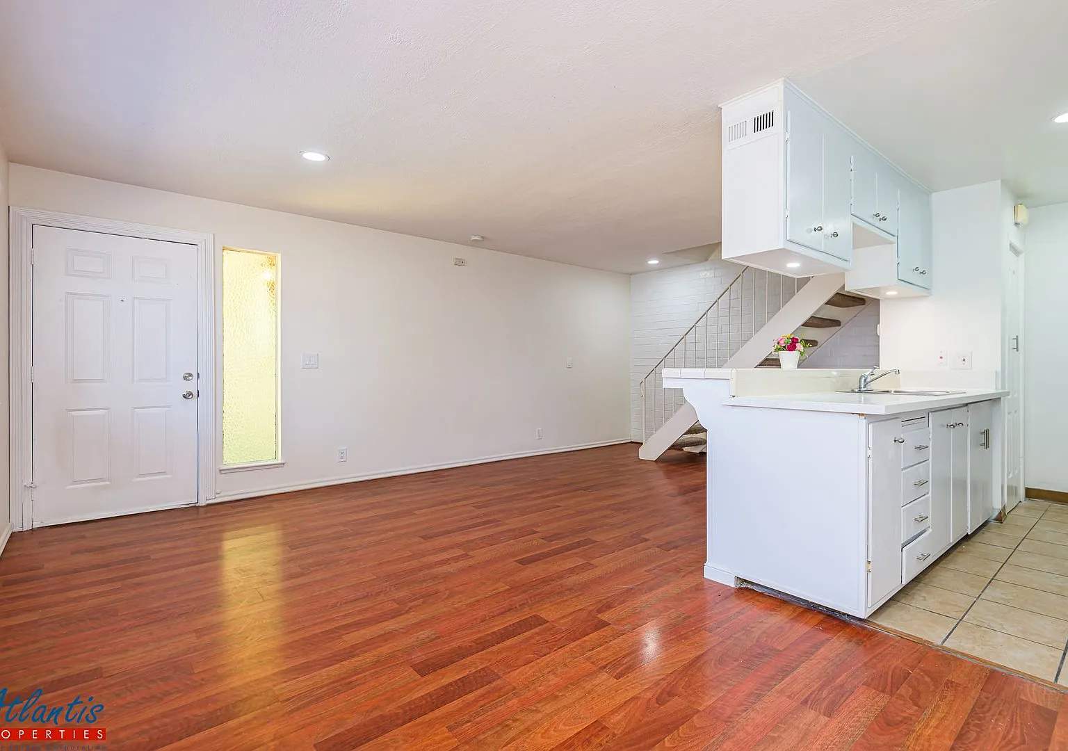 Lovely Condo | Hwd Laminate Flooring | Carport — Photo 3