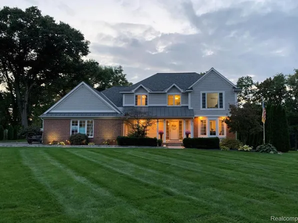 1076 Bird Rd, Ortonville, MI 48462
