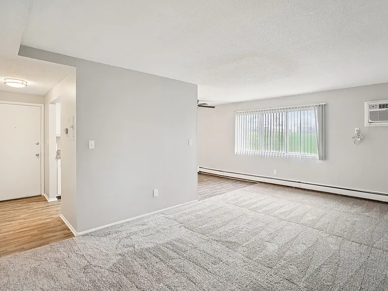 Hillcrest Club Apartments — Photo 18