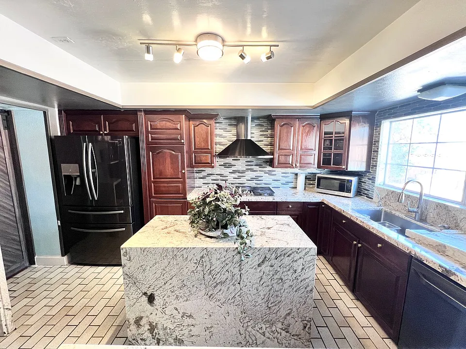 5009 Mesa View Dr