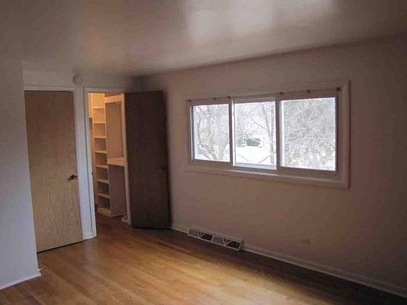 bedroom entrance & closet