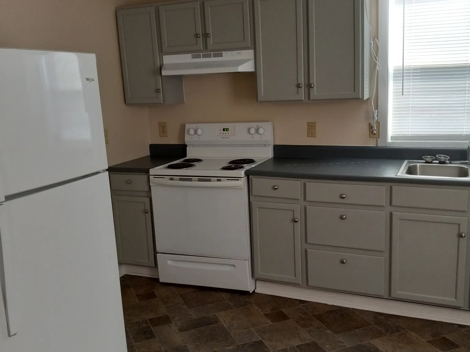3 bed, 900 sqft, $1,500 — Photo 2