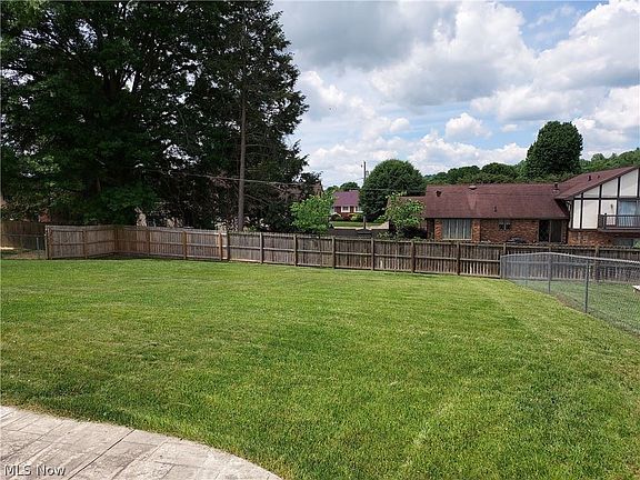 3rd image of 823 Westview Dr