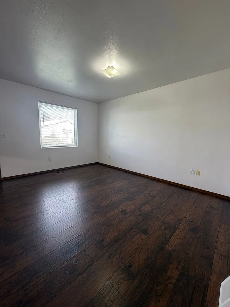 3 Bed/ 2 Bath/ 2 Car Garage Home on Westend — Photo 4