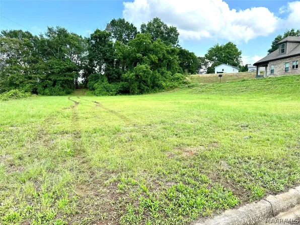 16 Riverhills Dr, Tallassee, AL 36078