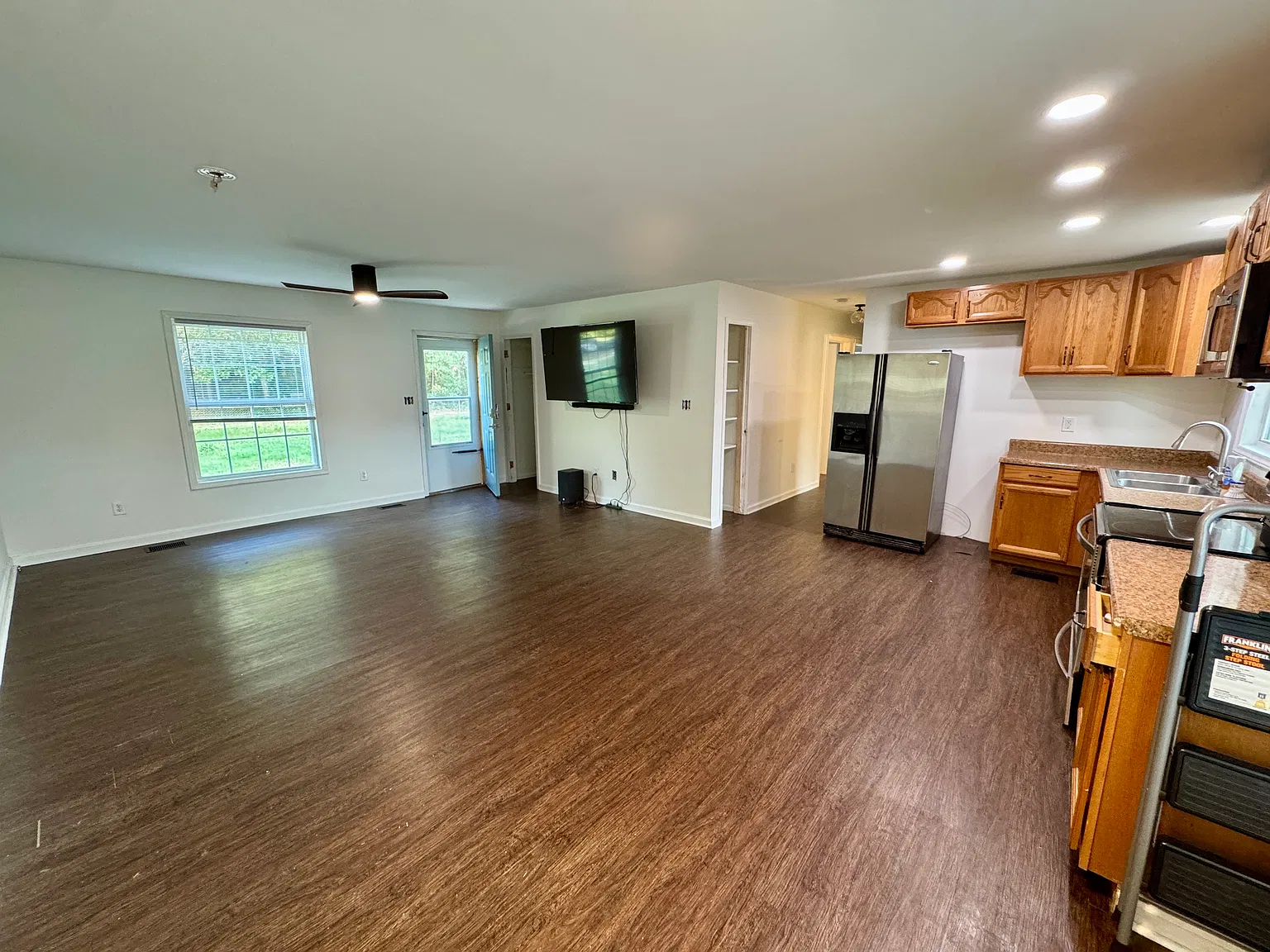 3 bed, 960 sqft, $1,350 — Photo 2