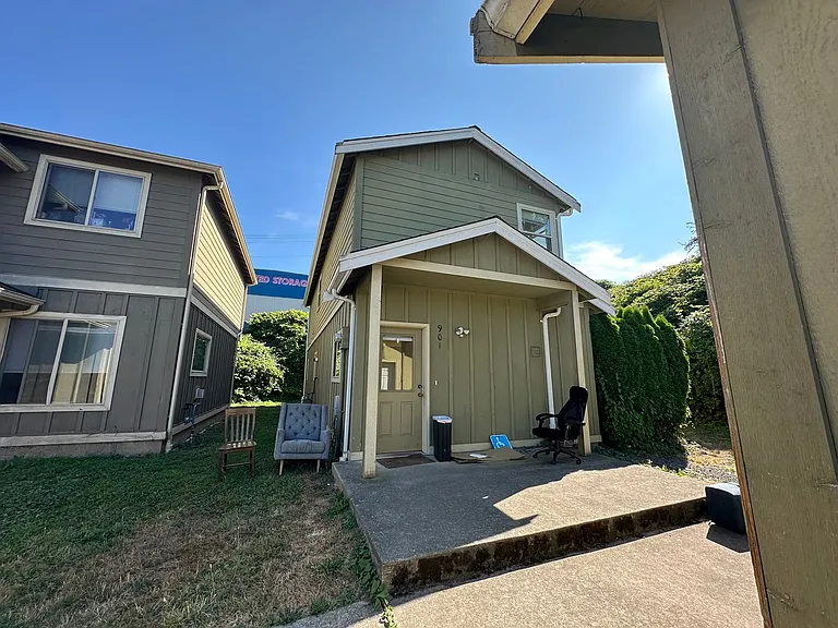901 Gladstone St — Photo 1