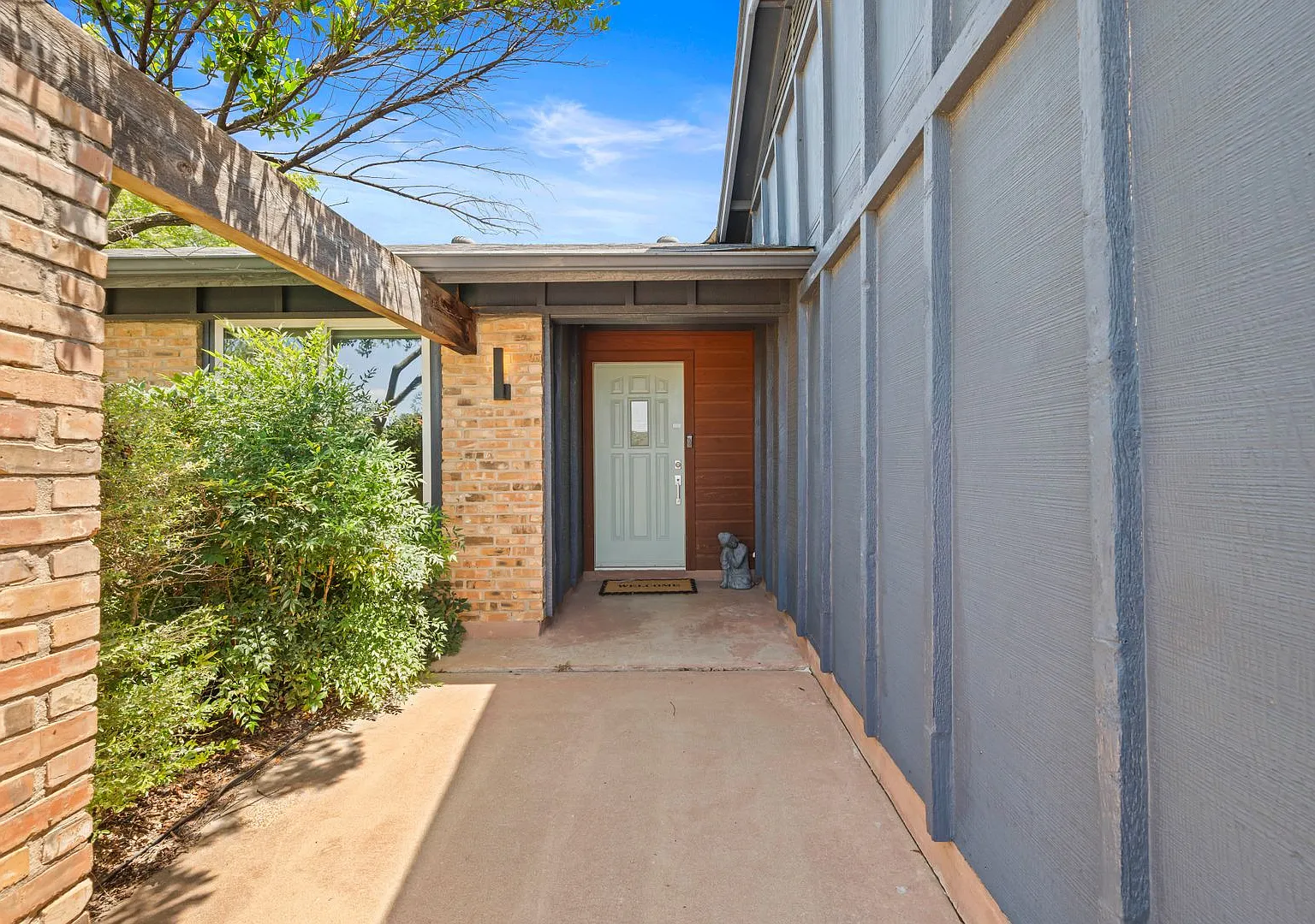 Bright 3-Bedroom Austin Home with Fenced Backyard & 2-Car Garage - Available Sept 1st — Photo 2