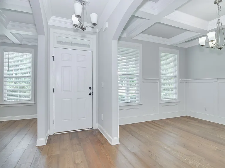 344 Colonnades Dr — Photo 6