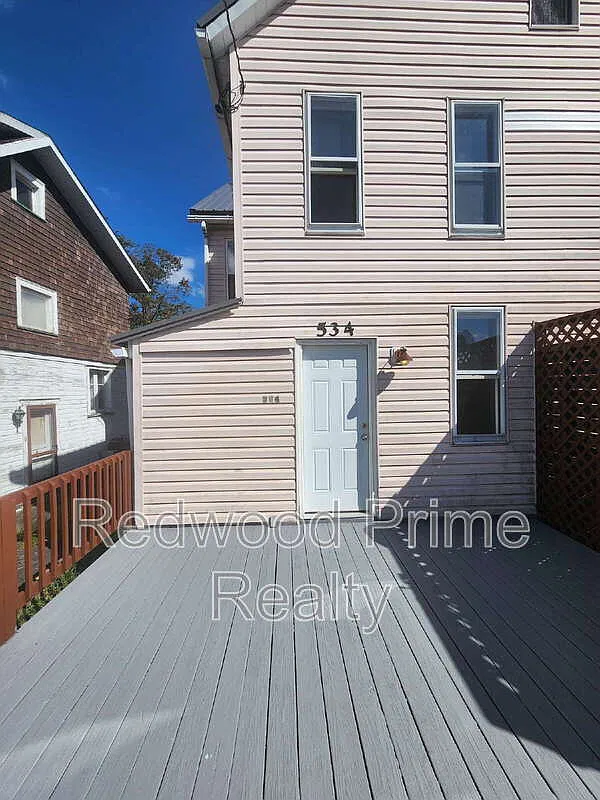 3 bed, 1.0 bath, $750 — Photo 1
