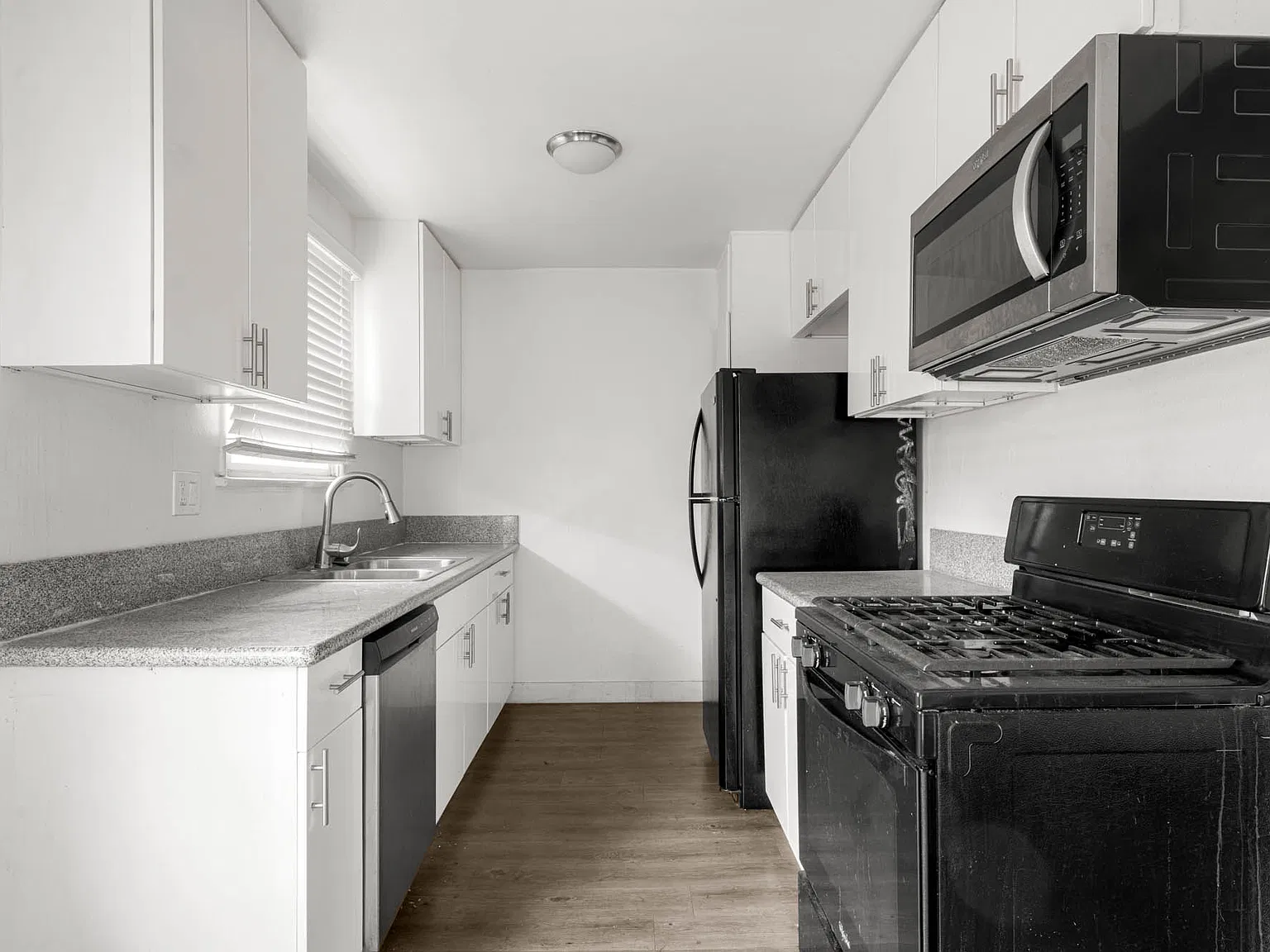 14630 Blythe St — Photo 3