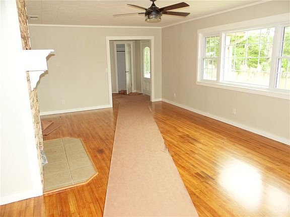 5th image of 323 Shipley Ln
