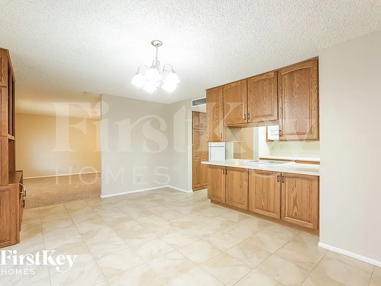 614 E Greenway Dr — Photo 7