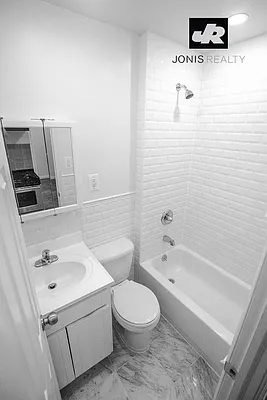 Rented by Jonis Realty | media 9