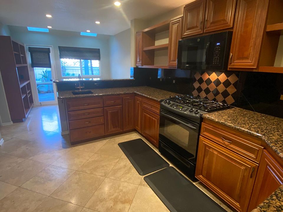 Gourmet Kitchen with 2 sinks