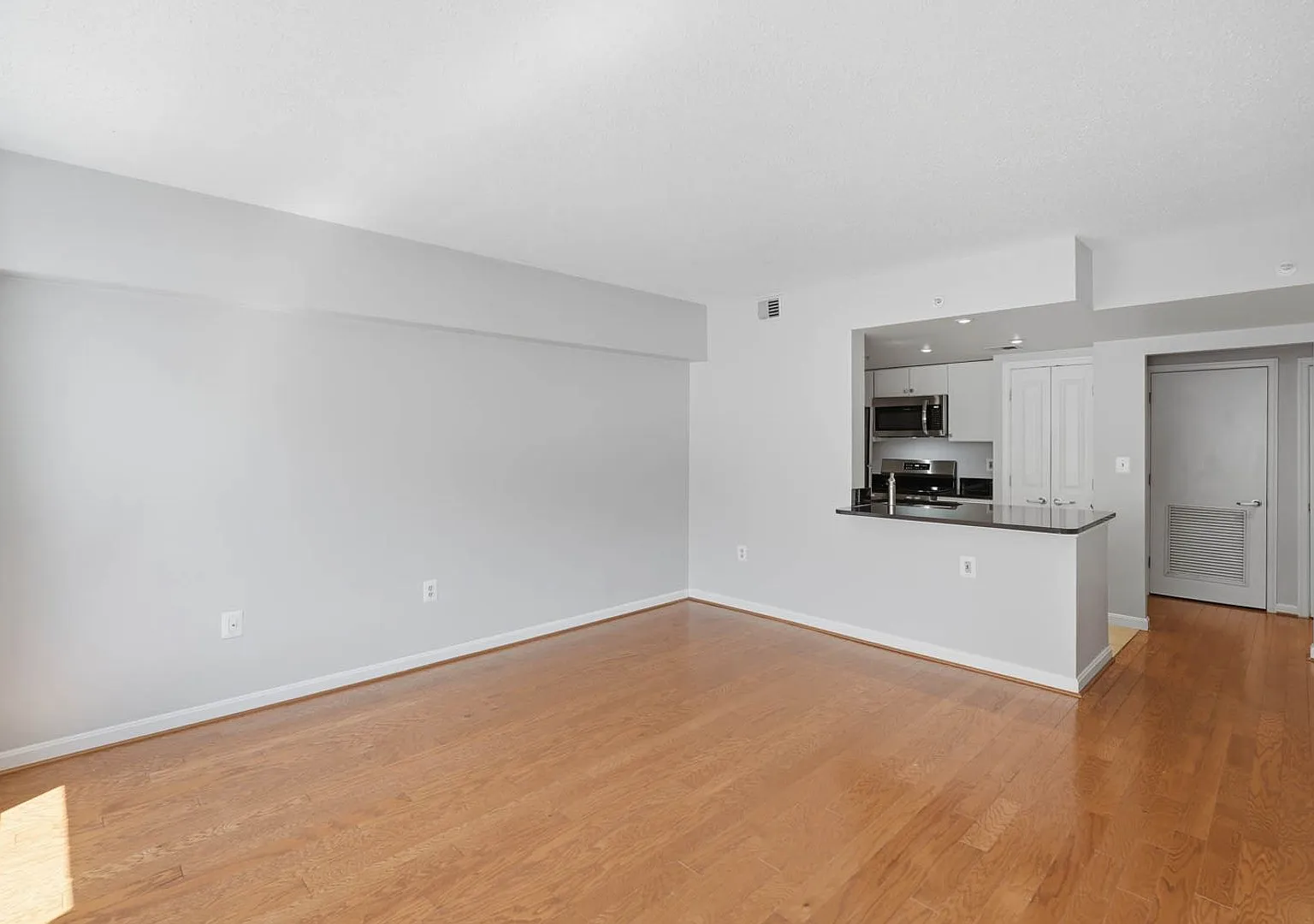 Logan Circle Condo | 1 Bed | 1 Bath | 625 Sf — Photo 1