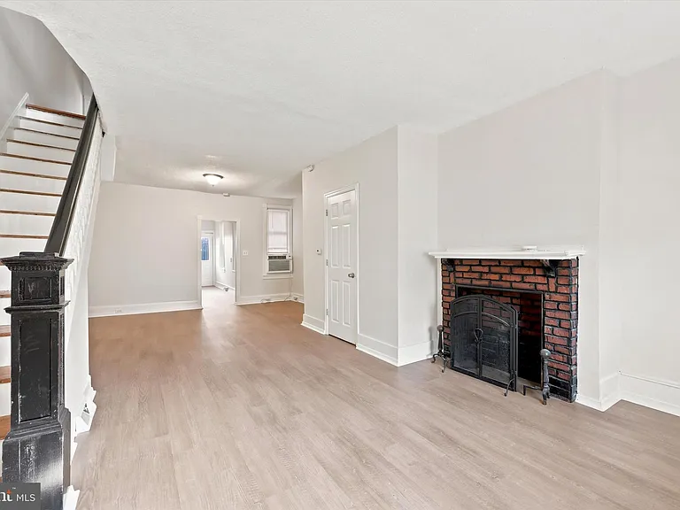 529 N Clayton St — Photo 3