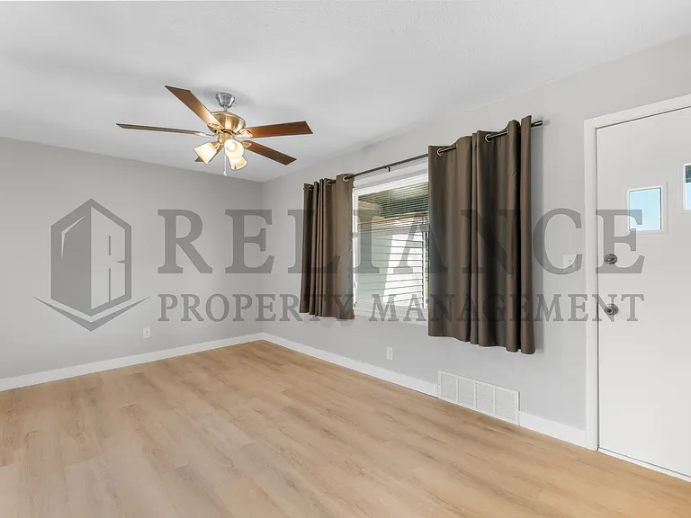 2239 S Millwood Ave — Photo 10