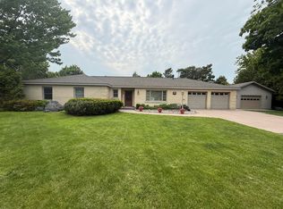 208 Mission Rd, Sault Sainte Marie, MI 49783