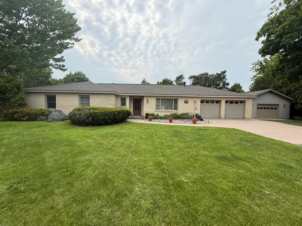 208 Mission Rd, Sault Sainte Marie, MI 49783