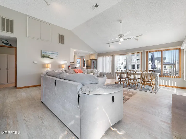 43 Florence Ln — Photo 6