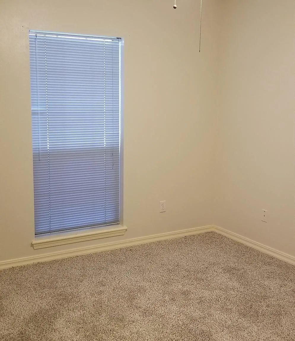 1603 Williamsburg Dr — Photo 2